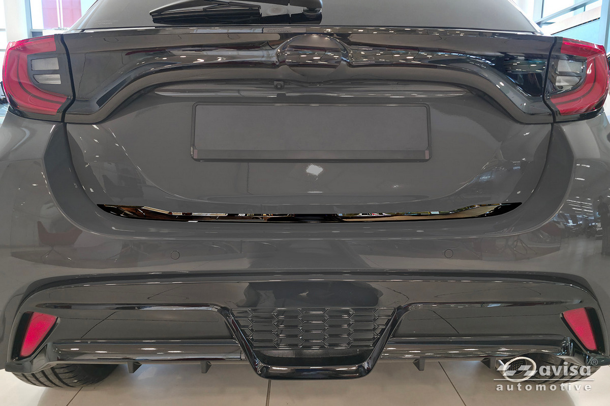 Ozdobná lišta na víko kufru do Toyota Yaris IV, 2020-, 5D, Glossy Black