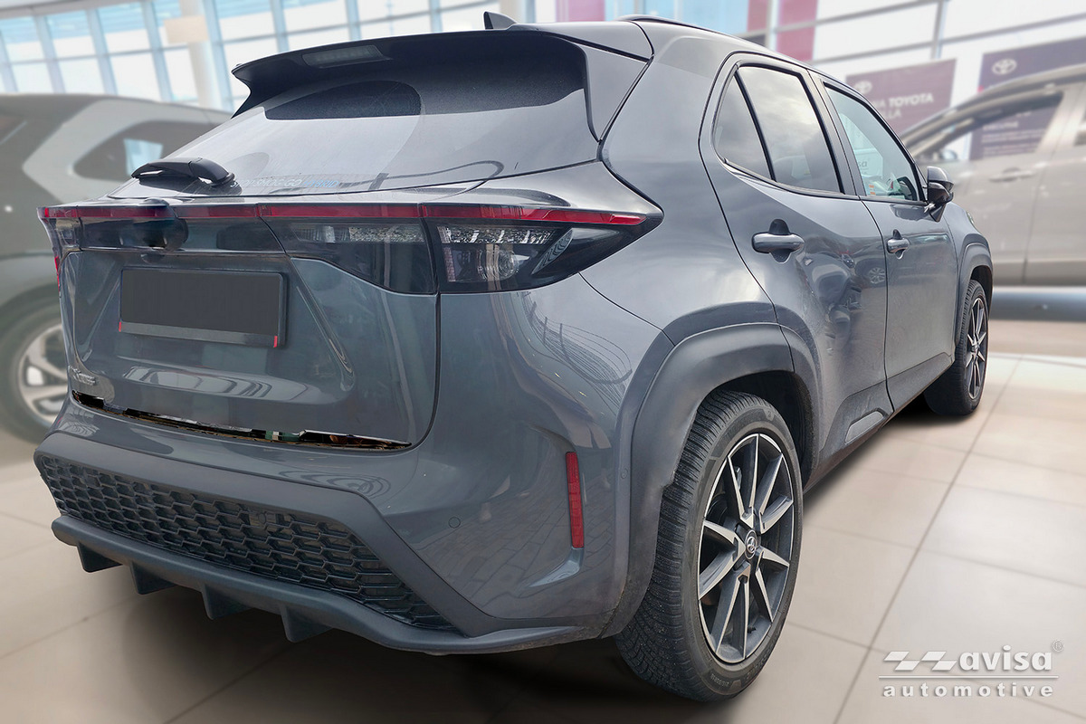 Ozdobná lišta na víko kufru do Toyota Yaris IV Cross,  2020-,  Glossy Black