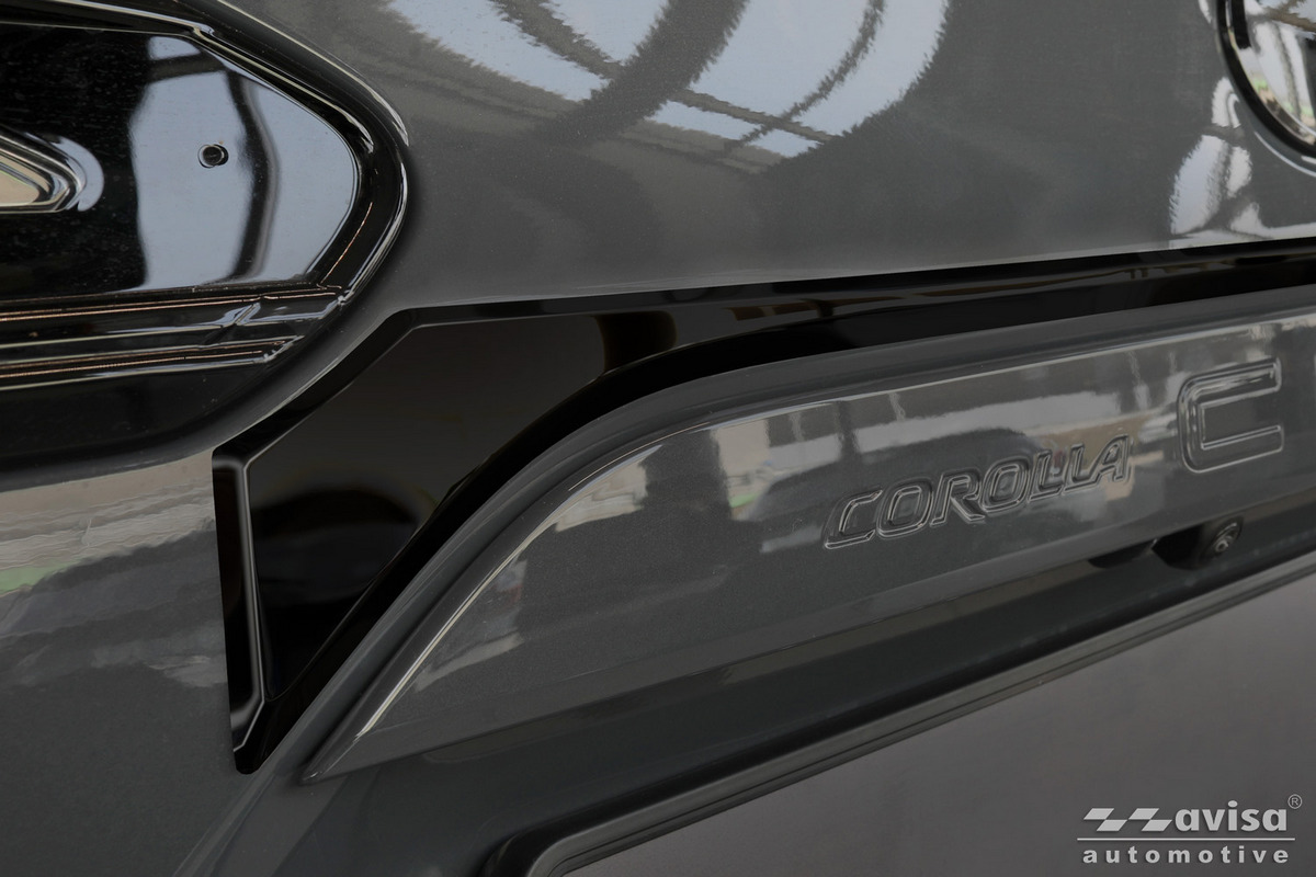 Ozdobná lišta na víko kufru do Toyota Corolla Cross, 2022-, Glossy Black