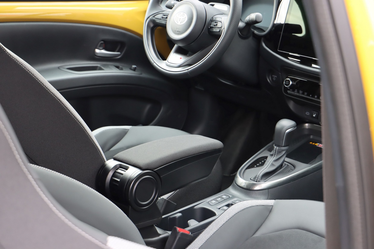 Loketní opěrka Armster 3, Toyota Aygo X, 2025- , tkanina