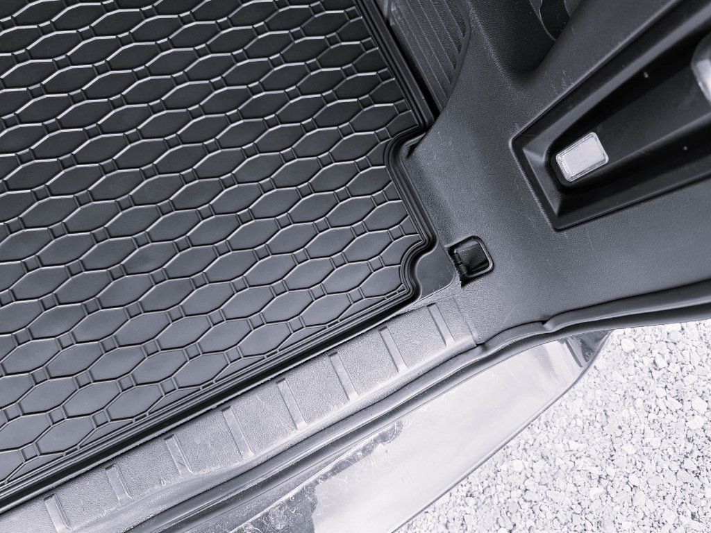 Gumová vana do kufru Rigum pro Peugeot 5008, 2009-2017