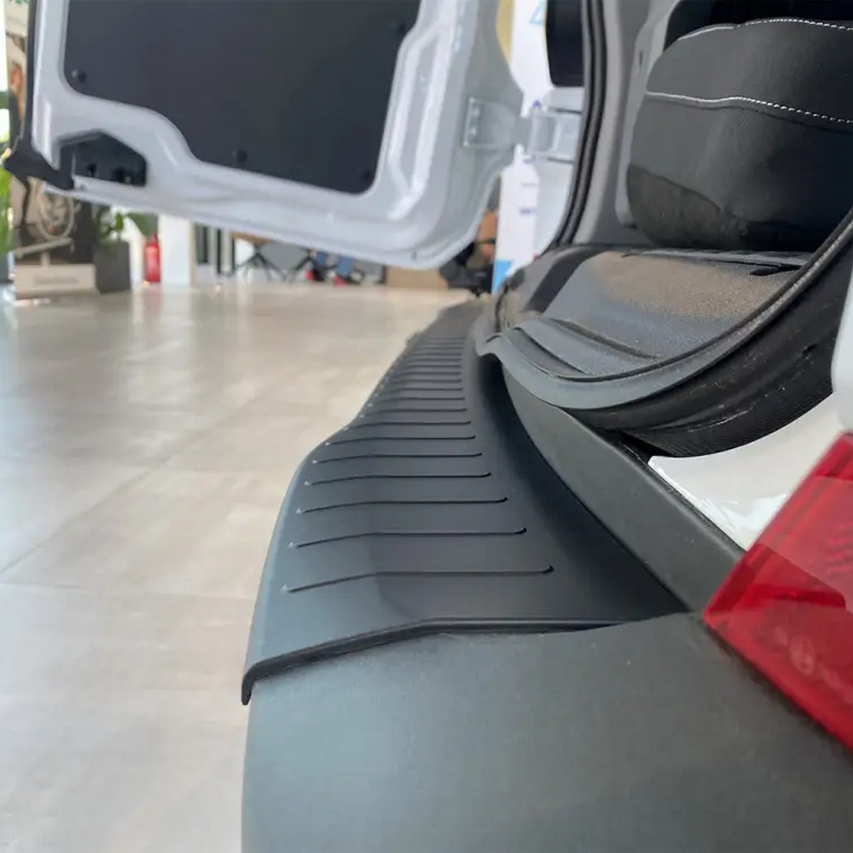 Kryt prahu pátých dveří, Ford Custom Transit II, 2023- ,